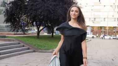 sokakta yürüyen siyah elbiseli güzel esmer kadın 4 k görüntüleri