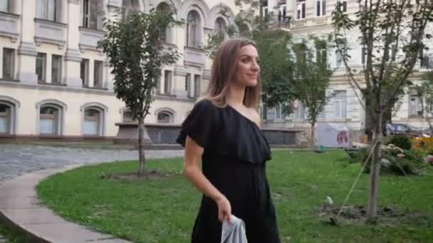 Images 4k de belle jeune femme marchant dans le parc — Video