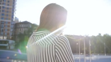Ağır çekim portre video beuatiful şık kadın uzun saçlı güneşli gün sokakta poz