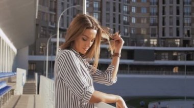 Sokakta poz ve kameraya seyir siyah saçlı güzel gülümseyen kadın Slow motion video