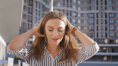 Sokakta yürüyen ve etrafında dönen kamera bakarken güzel ve genç birbayan Slow motion video