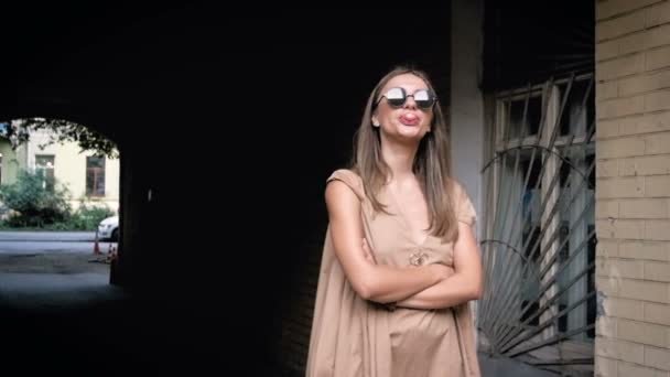 Slow motion beelden van jonge vrouw blazen grote zeepbel van kauwgom — Stockvideo
