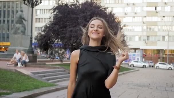 Slow motion video of happy young woman jumping and walking in park — Stock Video