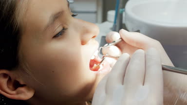 Genç kızlar diş teftiş dişçi görüntülerini closeup 4k