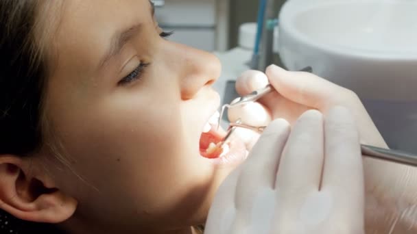 Primer plano 4k metraje de dentista inspeccionando adolescentes niñas dientes — Vídeos de Stock