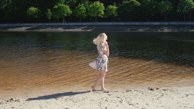 Nehir kenarında yürüyüş kısa içinde güzel genç kadın Slow motion video