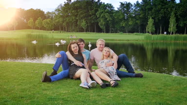 Nehir kıyısındaki Parkı'nda oturan arkadaşlar grup Slow motion video