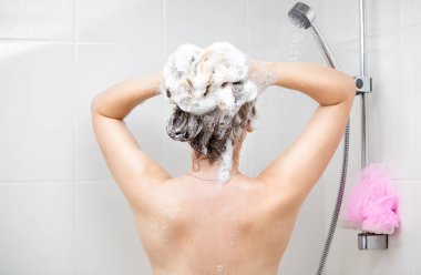 Arka görünümü görüntü genç kadının şampuan duş uygulama