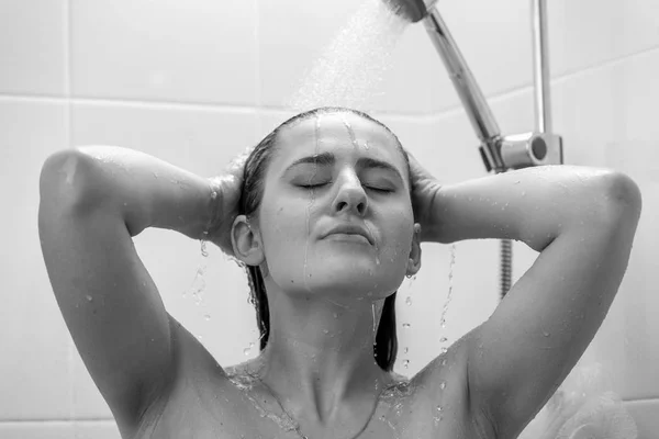 Fekete-fehér portré Vértes gyönyörű fiatal nő, mosógép, zuhanyzó — Stock Fotó