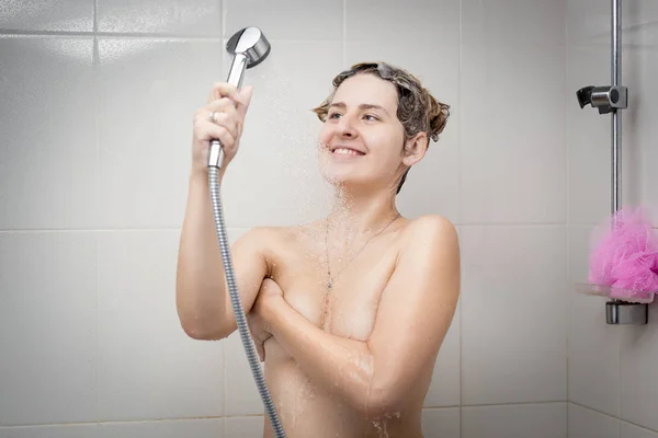 Portret van lachende brunette vrouw wassen in douche — Stockfoto