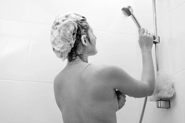 Immagine in bianco e nero di sexy giovane donna che lava i capelli in bagno — Foto Stock