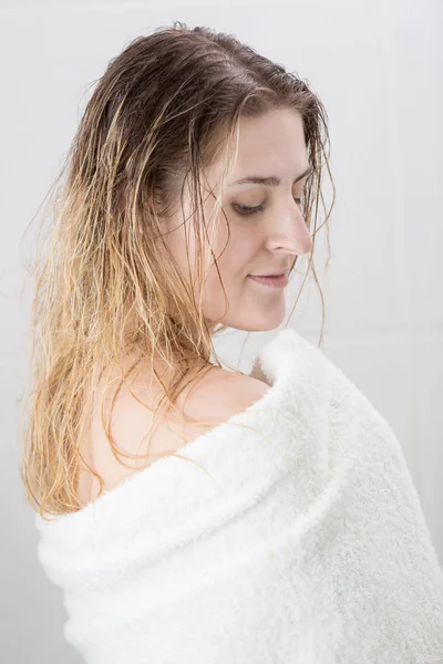 Detailní portrét krásné oyung ženy s mokrými vlasy po sprše — Stock fotografie