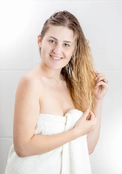 Keresi a kamera zuhany miután hosszú szőke hajú fiatal nő portréja — Stock Fotó