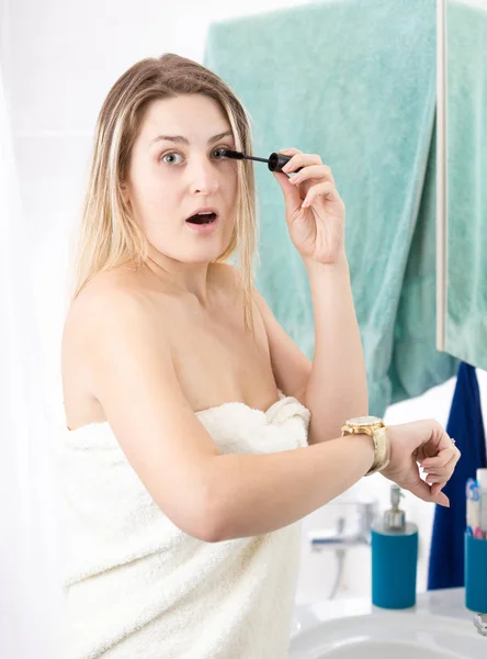 Портрет молодой женщины, делающей макияж по утрам, опаздывающей на работу — стоковое фото