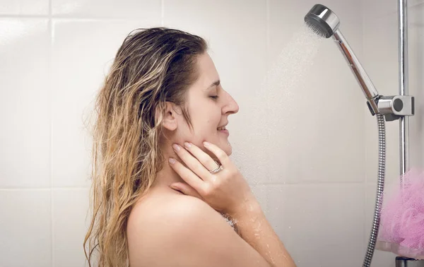 Toned retrato de sexy jovem mulher com cabelo comprido tendo chuveiro no banho — Fotografia de Stock