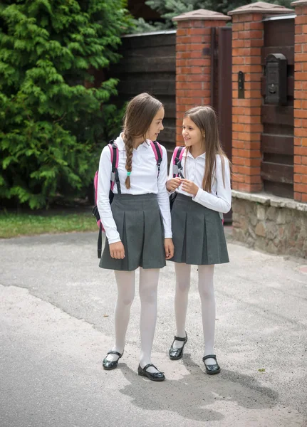 Dos adolescentes caminando por la calle y hablando mientras van a la escuela —  Fotos de Stock