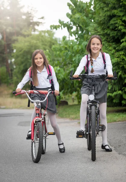 Две девочки ездят в школу на велосипедах — стоковое фото