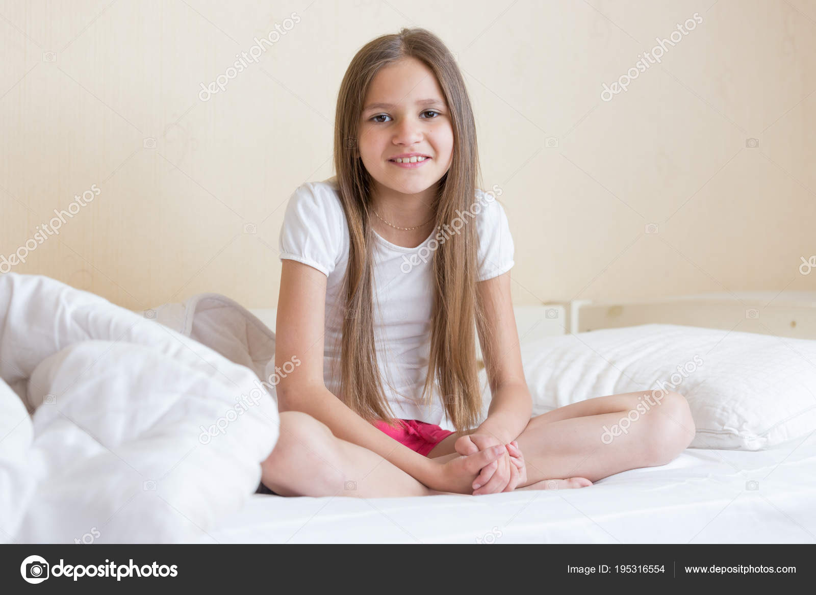Belle Fille De 10 Ans Avec Les Cheveux Longs Assis Sur Le Lit Image Libre De Droit Par Kryzhov