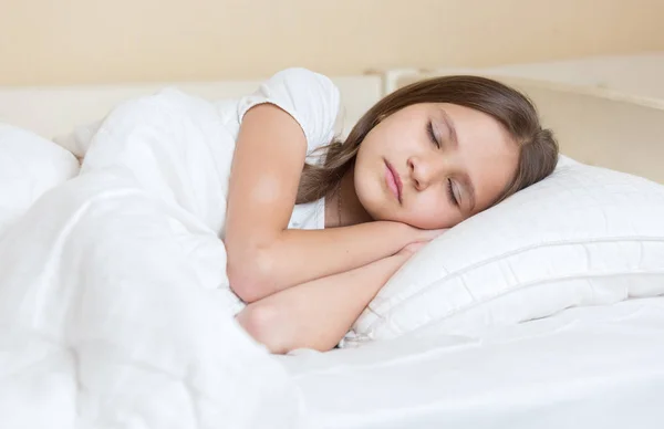 Closuep portrét krásné dospívající dívka s dlouhé tmavě hnědé vlasy, spí v posteli — Stock fotografie