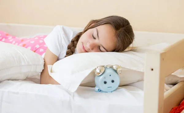 Retrato de primer plano del reloj despertador acostado bajo la almohada en el dormitorio de la adolescente —  Fotos de Stock