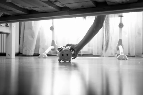 Primer plano imagen en blanco y negro de la mano femenina apagando el timbre despertador debajo de la cama — Foto de Stock