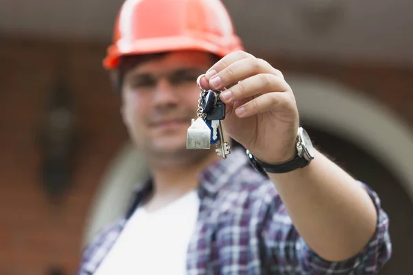 Closeup portrait of smiling young man holding keys from new house — Stock Photo, Image