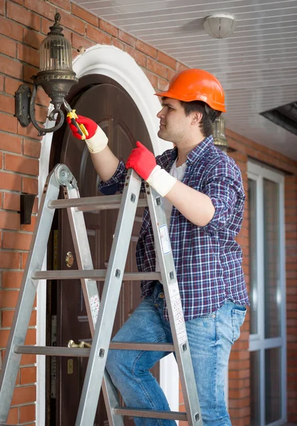 Elektriker repariert Straßenlaterne am Haus — Stockfoto