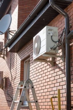 Evin duvarında asılı klima sistemi dış kısmı fotoğrafı
