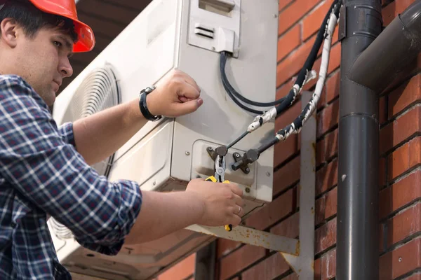 Close-up beeld van mannelijke reparateur aansluiten airconditioner buizen en pijpen — Stockfoto