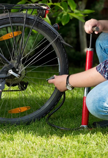 Imagen de primer plano del hombre conectando la bomba de aire a la válvula en la rueda de bicicleta —  Fotos de Stock