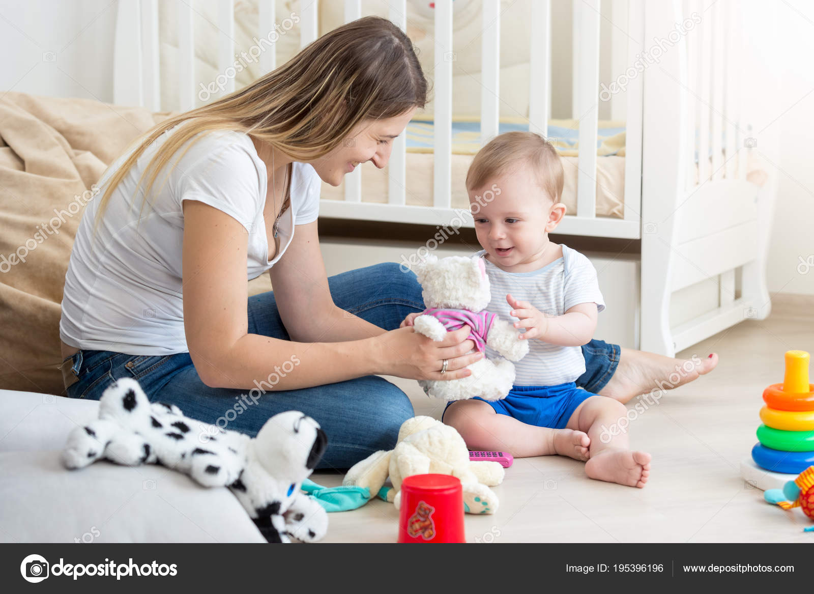 Дети делятся игрушками. Игровая комната для детей. Дети играют. Мама и малыш занятия. Мама и ребёнок воспитание.