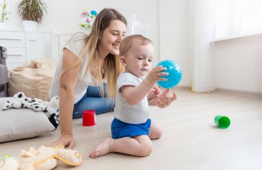 Katta yatak odası, mavi topla oynamayı çok güzel 10 aylık erkek bebek