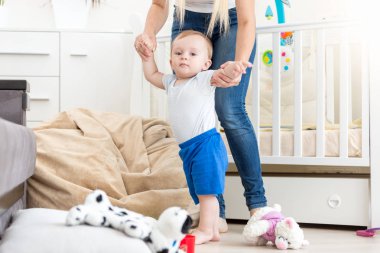 10 aylık yürümeye başlayan çocuk annesi ile ilk adımlar yapma öğrenme