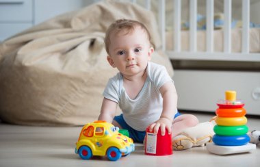 Katta yatak odası, oturma ve kamera seyir bebek çocuk portresi
