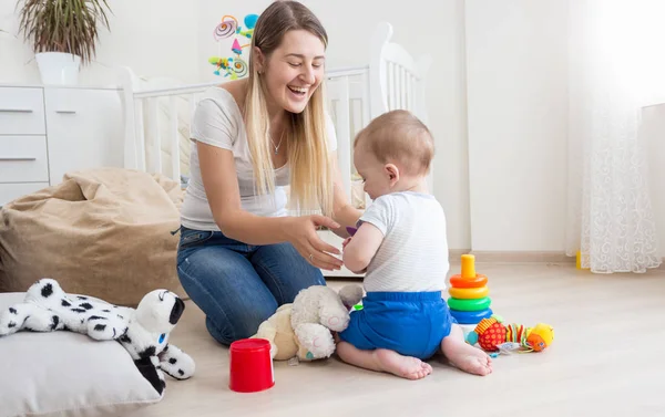Boldog nevető anya 10 hónapos baba fia játszik — Stock Fotó