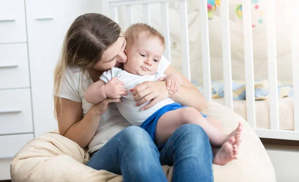 Retrato de jovem mãe feliz abraçando seu menino de 10 meses — Fotografia de Stock