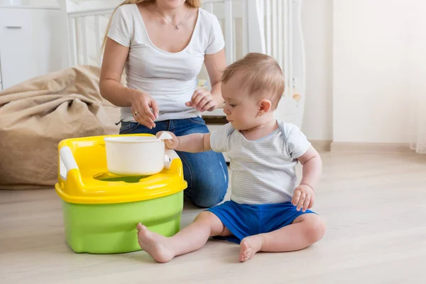 Adorable niño sentado en el dormitorio y aprendiendo a usar inodoro — Foto de Stock