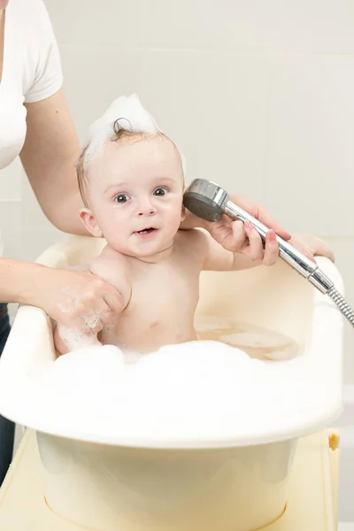 Adorable niño de 10 meses lavándose en la bañera — Foto de Stock