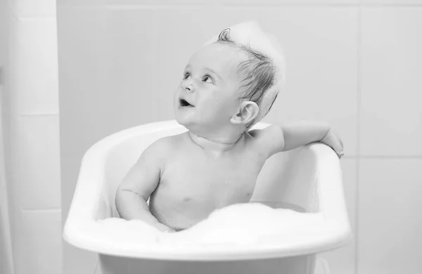 Preto e branco retrato de bonito sorrindo criança menino tomando banho com espuma — Fotografia de Stock