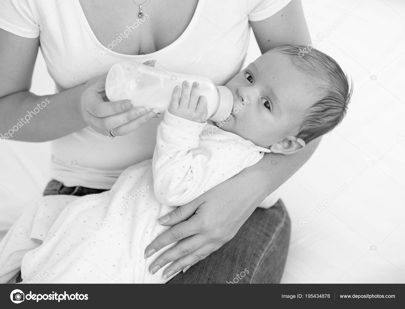 Portrait Noir Et Blanc D Adorable Bebe Garcon Buvant Du Lait Au Biberon Image Libre De Droit Par Kryzhov C Portrait Noir Et Blanc D Adorable Bebe Garcon Buvant Du Lait Au Biberon Image Libre De Droit Par Kryzhov C
