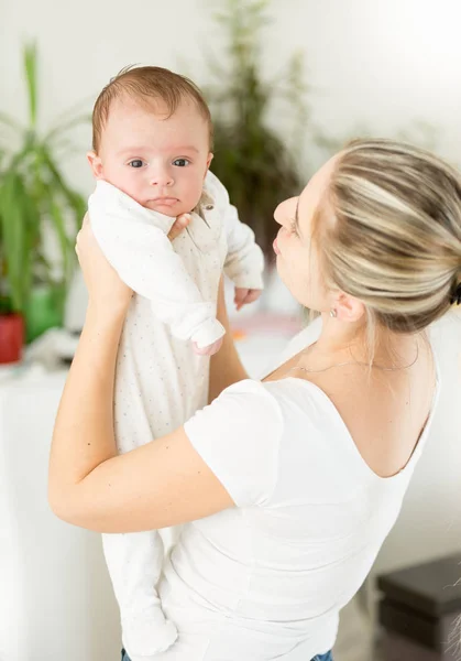 Porträt einer jungen Mutter, die ihren 3 Monate alten Jungen hält — Stockfoto