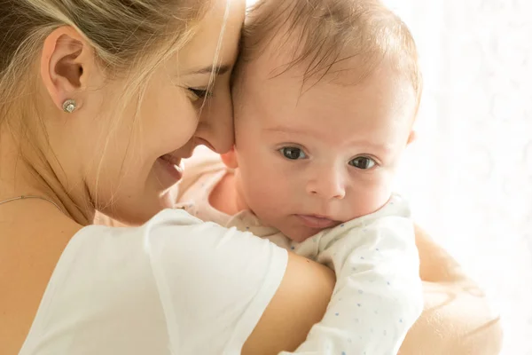 Boldog mosolygó anya és imádnivaló 3 hónapos baba a nap sugarai Vértes portréja — Stock Fotó