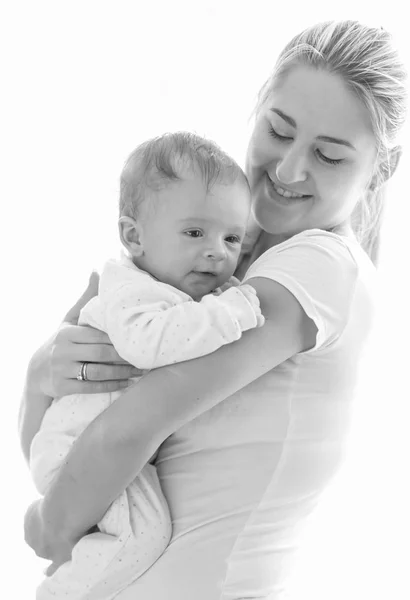 Черно-белый изолированный портрет молодой матери, обнимающей своего ребенка — стоковое фото