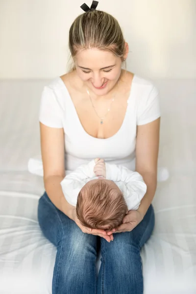 彼女のラップの上に横たわる彼女の男の子を見て美しい若い女性 — ストック写真