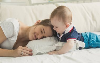10 aylık bebek çocuk anne yatakta uyuyan bakarak tonda imajının