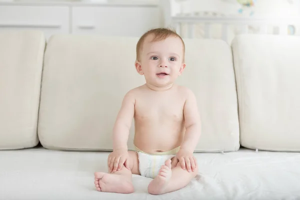 Portriat 可爱的10月老 baaby 男孩在尿布坐在沙发上 — 图库照片