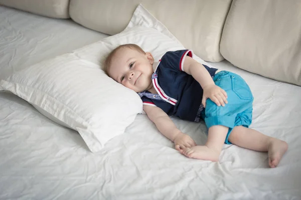 Tatuado foto de adorável 10 meses de idade bbay menino deitado na cama — Fotografia de Stock