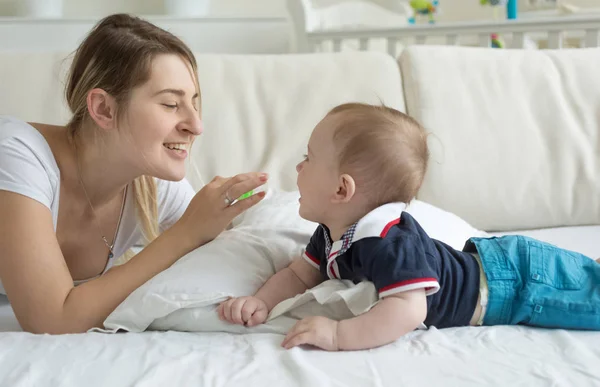 Yatakta yatan ve birbirine bakarak mutlu gülümseyen bebek çocuk portresi — Stok fotoğraf