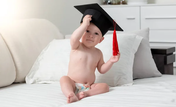 Conceito de génio bebé. Menino na formatura cap — Fotografia de Stock