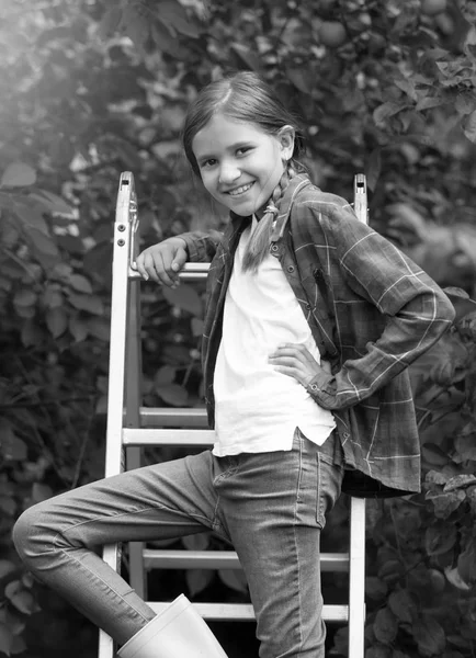 Black and white portrait of smiling teenage girl helping in orchard — Stock Photo, Image